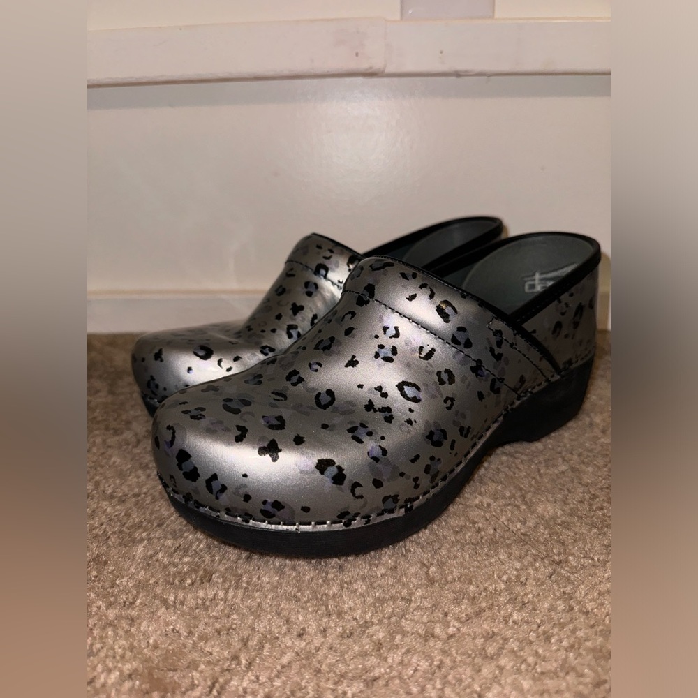 Dansko XP 2.0 women nursing clog-leopard print